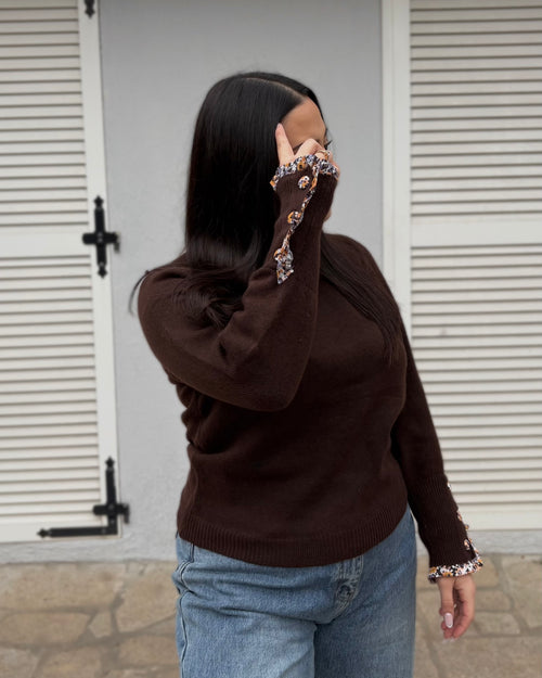 Pull marron fleuri
